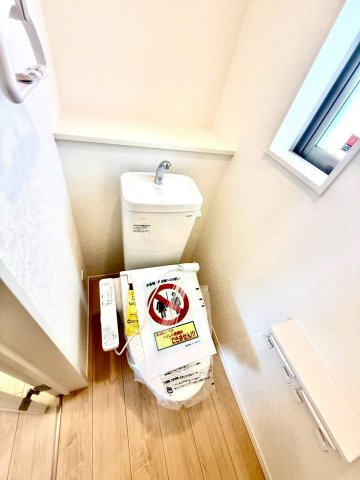 クレイドルガーデンうるま市与那城屋慶名 第６・２号棟のトイレ|２階トイレ・換気窓＆収納棚付き／温水洗浄便座