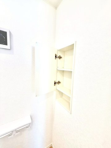 クレイドルガーデンうるま市与那城屋慶名 第６・２号棟の収納|２階トイレに設置された便利な収納棚