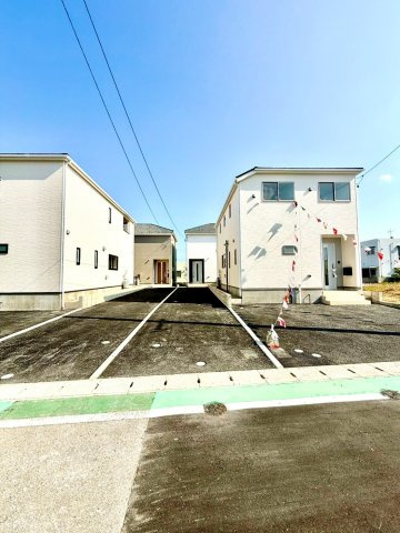 クレイドルガーデンうるま市与那城屋慶名 第６・２号棟の前面道路含む現地写真|縦列２台駐車可能スペース付き！自然豊かで穏やかな住環境です♪