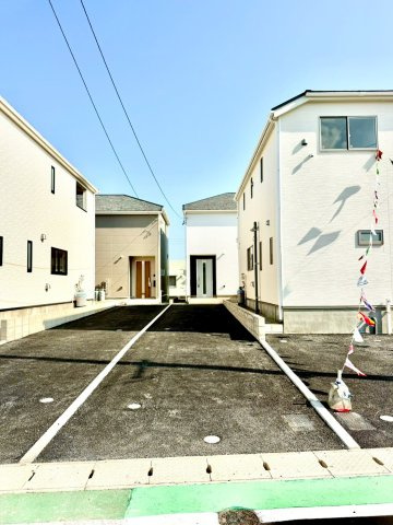 クレイドルガーデンうるま市与那城屋慶名 第６・２号棟の前面道路含む現地写真|縦列２台駐車可能スペース付き！お気軽にお問い合わせください♪