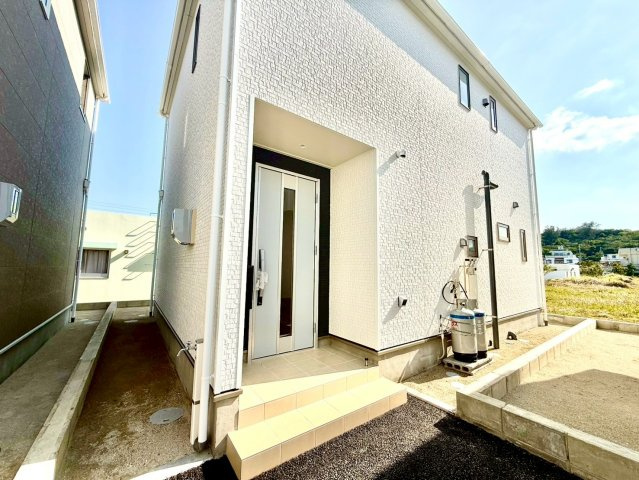クレイドルガーデンうるま市与那城屋慶名 第６・２号棟の玄関|屋根付きで置き配スペースも確保できる玄関ポーチ／人感センサー付き玄関灯・TVモニター付きインターフォン・防犯カメラ