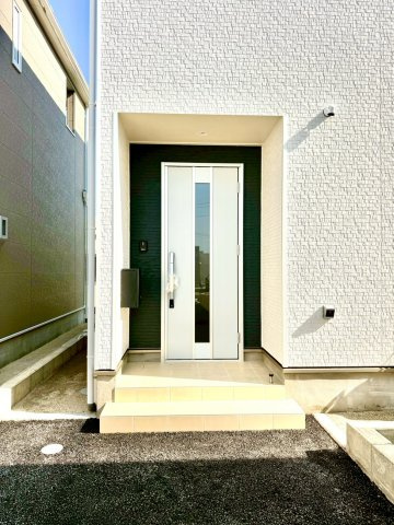 クレイドルガーデンうるま市与那城屋慶名 第６・２号棟の玄関|屋根付きで置き配スペースも確保できる玄関ポーチ／人感センサー付き玄関灯・TVモニター付きインターフォン・防犯カメラ