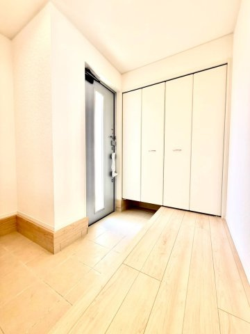 クレイドルガーデンうるま市与那城屋慶名 第６・２号棟の玄関|可動式棚付きで収納力抜群の天井高シューズクローゼット