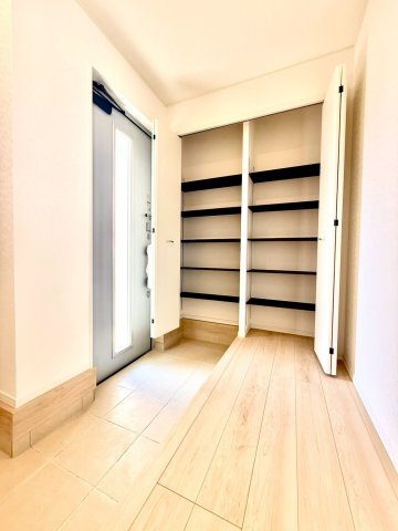 クレイドルガーデンうるま市与那城屋慶名 第６・２号棟の収納|可動式棚付きで収納力抜群の天井高シューズクローゼット