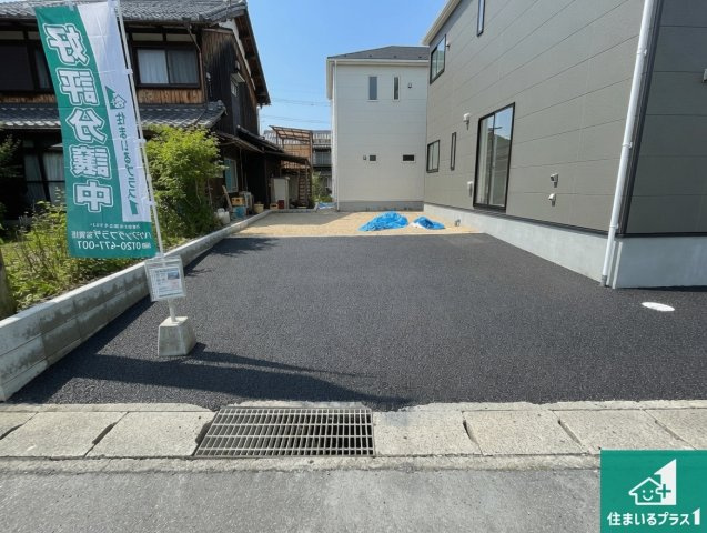 ★5(土)6(日)現地見学可能！★近江八幡市八幡町　ラスト1邸の駐車場|並列２台駐車可能！ゆとりの駐車スペースで車庫入れもスムーズ！