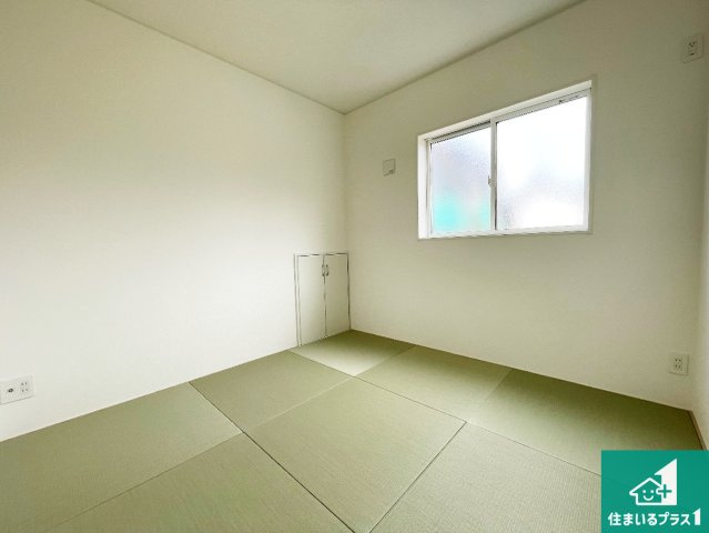 ★5(土)6(日)現地見学可能！★近江八幡市八幡町　ラスト1邸の和室|一室あると便利な和室は客間としてだけでなく、小さなお子様のプレイルームや食後のくつろぎスペースとしてもご利用いただけます。収納もついていますので大活躍間違いなし！