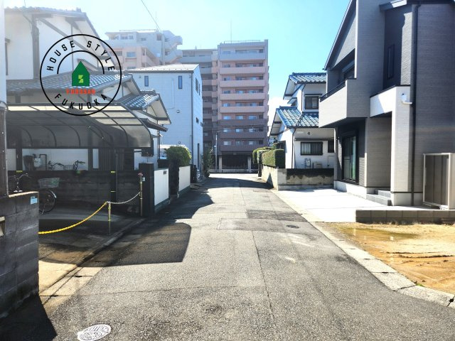 福岡市早良区原1丁目第1-1棟（2号棟）の前面道路含む現地写真|前面道路は閑静な住宅地をはしる車通りの少ない道路。お車の出し入れが苦手なママや小さなお子様にも安心ですね。しっかり舗装もされているので、ベビーカーや自転車で通っても快適に通行できます。