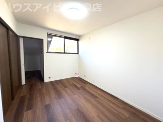 【洋室】 | 岐阜市隆城町！ミサワホームさん施工中古住宅！お車並列3台可能！広々25帖のリビング♪ロフト付き！ | 岐阜市隆城町！ミサワホームさん施工中古住宅！お車並列3台可能！広々25帖のリビング♪ロフト付き！