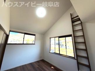 【洋室】 | 岐阜市隆城町！ミサワホームさん施工中古住宅！お車並列3台可能！広々25帖のリビング♪ロフト付き！ | 岐阜市隆城町！ミサワホームさん施工中古住宅！お車並列3台可能！広々25帖のリビング♪ロフト付き！
