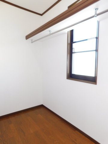 あま市篠田稲荷の中古一戸建の収納|◇ＷＩＣ◇　　ウォークインクローゼット約２．３帖　ファミリークロークとしてご家族の洋服を一か所に仕舞っておける便利なＷＩＣ♪