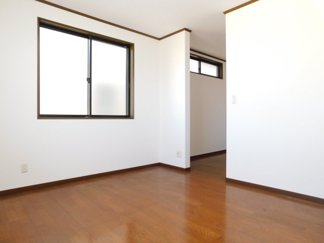あま市篠田稲荷の中古一戸建の洋室|◇２階洋室◇　　２面採光で明るい洋室６．７帖　納戸利用可♪