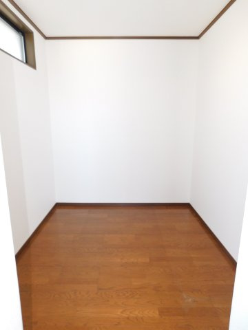 あま市篠田稲荷の中古一戸建の収納|◇納戸◇　　窓があり明るい納戸約３．８帖　大きな荷物やご家族のものを一か所に仕舞っておける広い納戸♪