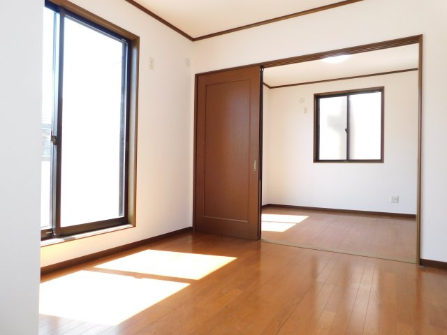 あま市篠田稲荷の中古一戸建の洋室|◇２階洋室◇　　南面を含む２面採光で明るい洋室５．６帖　間仕切りを開放すれば１０．８帖広々空間に。　バルコニー利用可♪