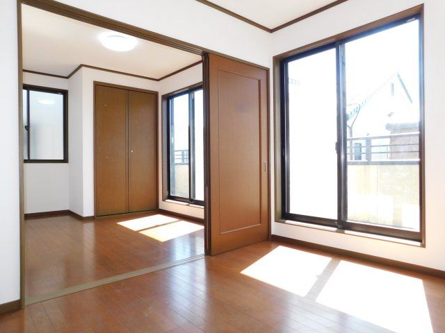 あま市篠田稲荷の中古一戸建の洋室|◇２階洋室◇　　南面を含む２面採光で明るい洋室５．２帖　間仕切りを開放すれば１０．８帖広々空間に。　バルコニー利用可♪