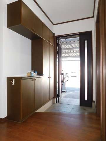 あま市篠田稲荷の中古一戸建の玄関|◇玄関収納◇　　広めの玄関ホール！　ご家族の履物をしまっておける玄関収納♪　