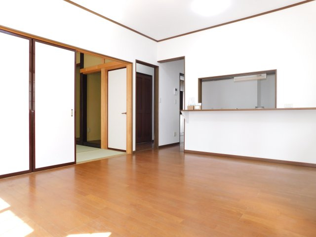 あま市篠田稲荷の中古一戸建の居間・リビング|◇リビング◇　　南面を含む２面採光で明るいＬＤＫ約１５．１帖　子育てに嬉しい対面キッチン♪　