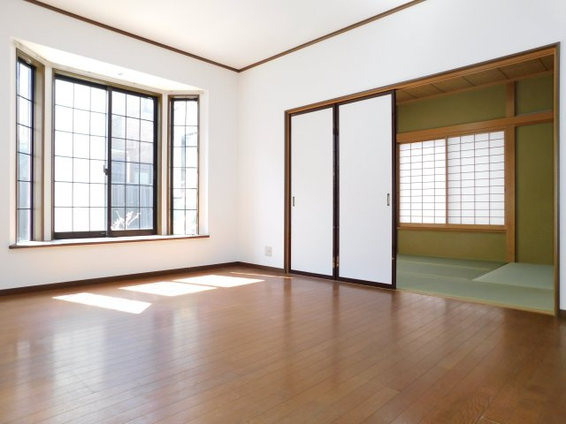 あま市篠田稲荷の中古一戸建の和室|◇リビング◇　　南面を含む２面採光で明るいＬＤＫ約１５．１帖　隣の和室と続き間で最大２１．１帖♪