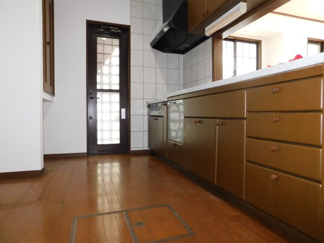 あま市篠田稲荷の中古一戸建のキッチン|◇キッチン◇　　システムキッチン　３口コンロ