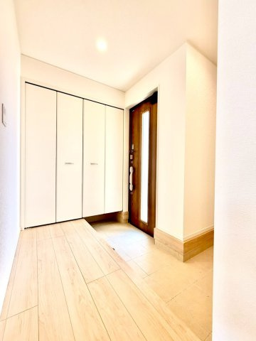 クレイドルガーデンうるま市与那城屋慶名 第６・３号棟の玄関|可動式棚付きで収納力抜群の天井高シューズクローゼット