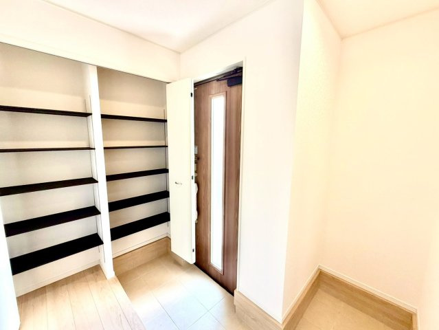 クレイドルガーデンうるま市与那城屋慶名 第６・３号棟の収納|可動式棚付きで収納力抜群の天井高シューズクローゼット