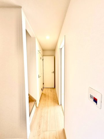 クレイドルガーデンうるま市与那城屋慶名 第６・３号棟の玄関|玄関から見た廊下＆階段