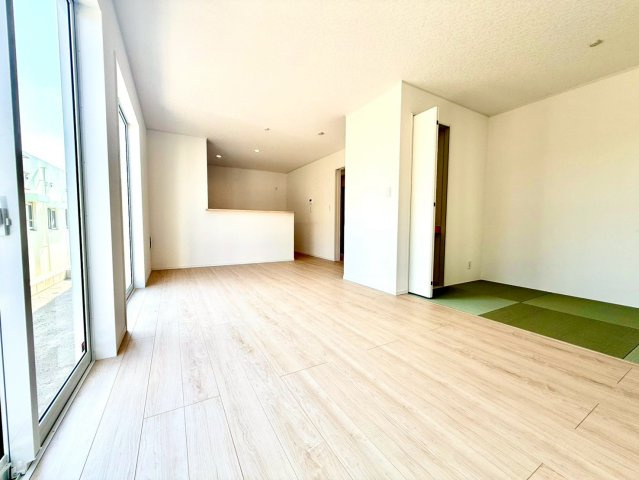 クレイドルガーデンうるま市与那城屋慶名 第６・３号棟の居間・リビング|明るくゆったりとしたLDK16帖＋タタミコーナー４帖／対面式キッチン