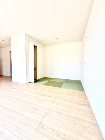 クレイドルガーデンうるま市与那城屋慶名 第６・３号棟の居間・リビング|リビングに隣接するタタミコーナー３帖