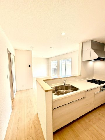 クレイドルガーデンうるま市与那城屋慶名 第６・３号棟のキッチン|会話の弾む対面式のキッチン／リビングの眺め