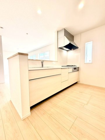 クレイドルガーデンうるま市与那城屋慶名 第６・３号棟のキッチン|会話の弾む対面式のシステムキッチン・換気窓＆床下収納付き