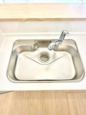 クレイドルガーデンうるま市与那城屋慶名 第６・３号棟のキッチン|浄水器付きキッチンの流し台