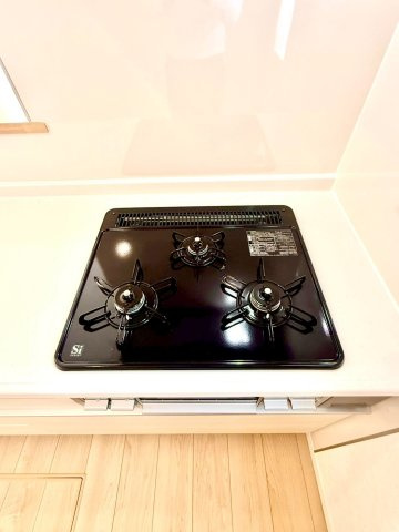 クレイドルガーデンうるま市与那城屋慶名 第６・３号棟のキッチン|ガスコンロ３口