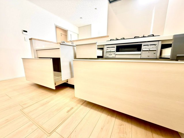 クレイドルガーデンうるま市与那城屋慶名 第６・３号棟のキッチン|備え付け収納付きのシステムキッチン