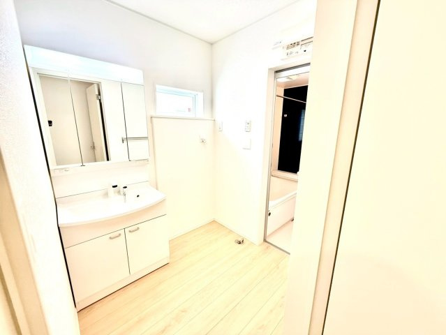 クレイドルガーデンうるま市与那城屋慶名 第６・３号棟の独立洗面台|ハンドシャワー付き洗面化粧台＆洗濯機置場／洗面室に窓