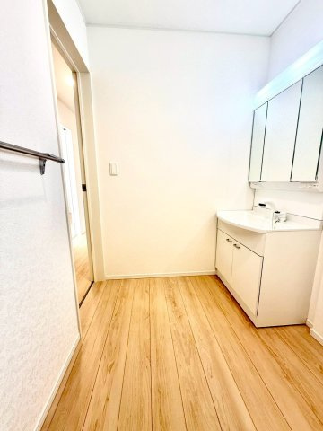 クレイドルガーデンうるま市与那城屋慶名 第６・３号棟の独立洗面台|ハンドシャワー付き洗面化粧台＆洗濯機置場／洗面室に窓