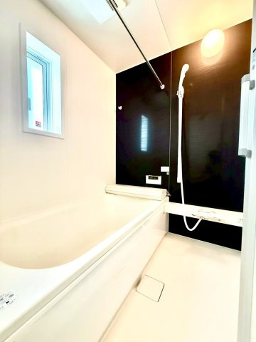 クレイドルガーデンうるま市与那城屋慶名 第６・３号棟の浴室|浴室換気暖房乾燥機付きユニットバス／物干し竿付き／浴室に窓