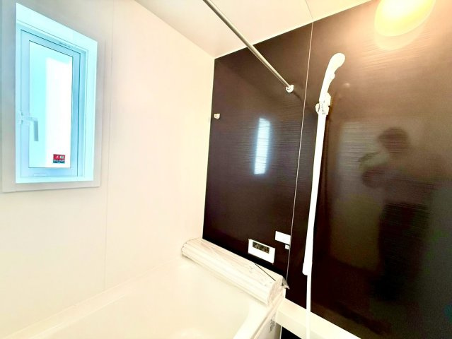 クレイドルガーデンうるま市与那城屋慶名 第６・３号棟の浴室|浴室換気暖房乾燥機付きユニットバス／物干し竿付き／浴室に窓