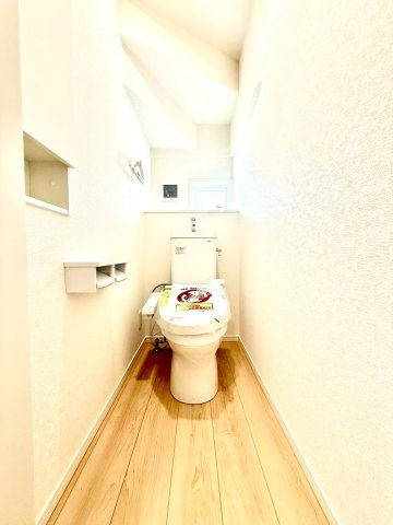 クレイドルガーデンうるま市与那城屋慶名 第６・３号棟のトイレ|１階トイレ・換気窓＆手すり付き＆収納棚付き／温水洗浄便座