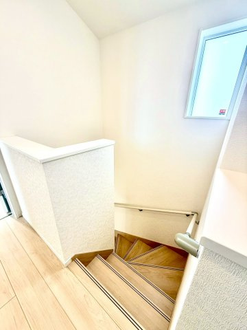 クレイドルガーデンうるま市与那城屋慶名 第６・３号棟のその他|手すり付き階段／採光窓付き