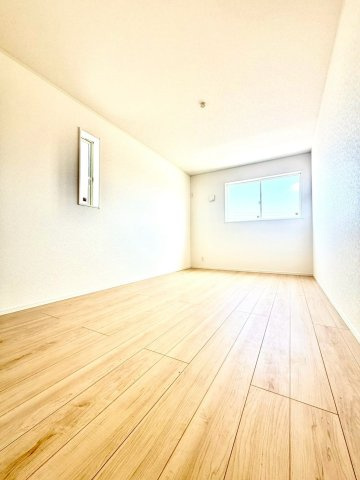 クレイドルガーデンうるま市与那城屋慶名 第６・３号棟の洋室|二面採光の２階主寝室7.5帖＋WIC２帖