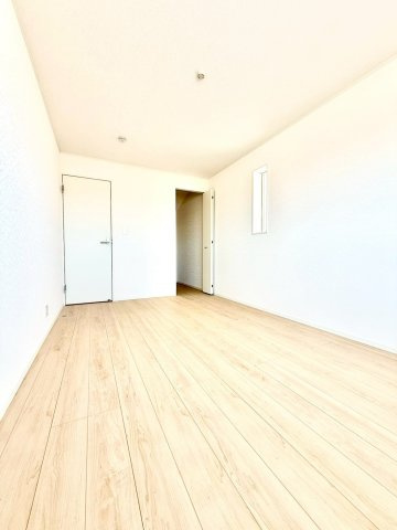 クレイドルガーデンうるま市与那城屋慶名 第６・３号棟の洋室|二面採光の２階主寝室7.5帖＋WIC２帖