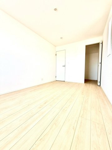 クレイドルガーデンうるま市与那城屋慶名 第６・３号棟の洋室|二面採光の２階主寝室7.5帖＋WIC２帖