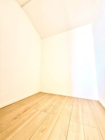 クレイドルガーデンうるま市与那城屋慶名 第６・３号棟の洋室|２階主寝室7.5帖に設置された、季節物の入れ替えが楽々なＷＩＣ２帖