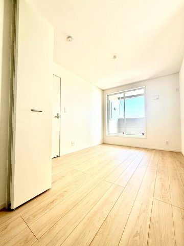 クレイドルガーデンうるま市与那城屋慶名 第６・３号棟の洋室|二面採光の２階洋室６帖・ルーフバルコニー出入口付き