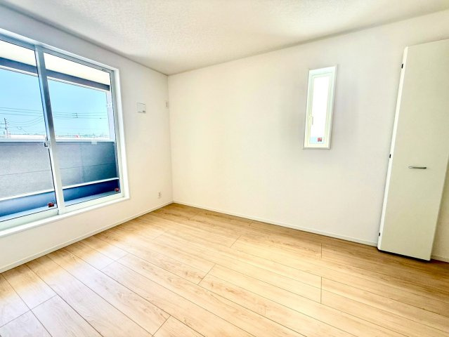 クレイドルガーデンうるま市与那城屋慶名 第６・３号棟の洋室|二面採光の２階洋室６帖・ルーフバルコニー出入口付き