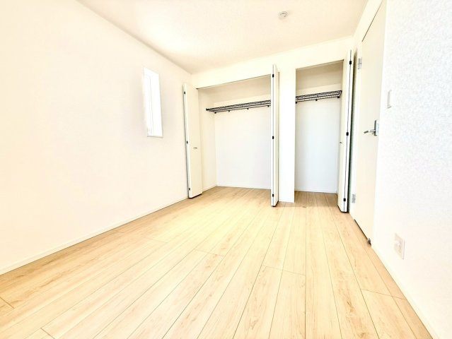 クレイドルガーデンうるま市与那城屋慶名 第６・３号棟の洋室|二面採光の２階洋室６帖・に設置されたオープンクローゼット×２