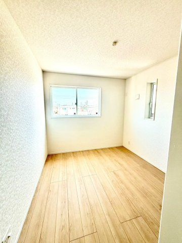 クレイドルガーデンうるま市与那城屋慶名 第６・３号棟の洋室|二面採光の２階洋室5.7帖