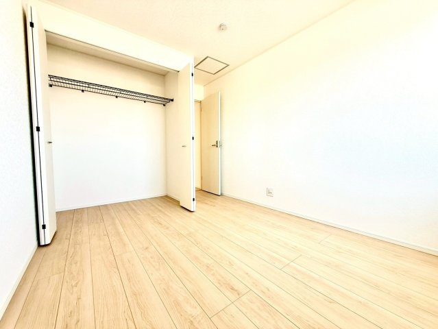 クレイドルガーデンうるま市与那城屋慶名 第６・３号棟の洋室|２階洋室5.7帖・オープンクローゼット付き