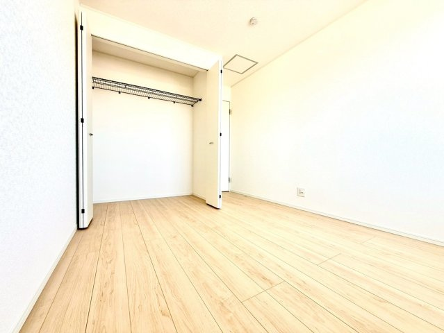 クレイドルガーデンうるま市与那城屋慶名 第６・３号棟の洋室|２階洋室5.7帖・オープンクローゼット付き