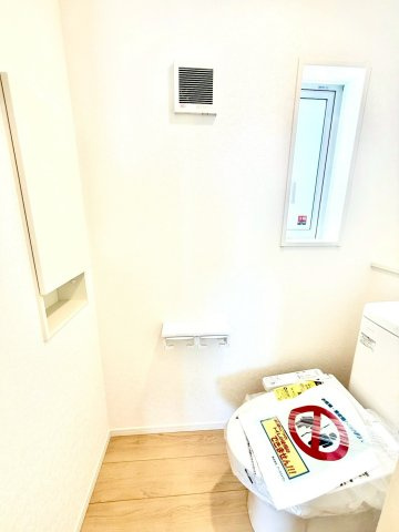 クレイドルガーデンうるま市与那城屋慶名 第６・３号棟のトイレ|２階トイレ・換気窓＆手すり付き／温水洗浄便座