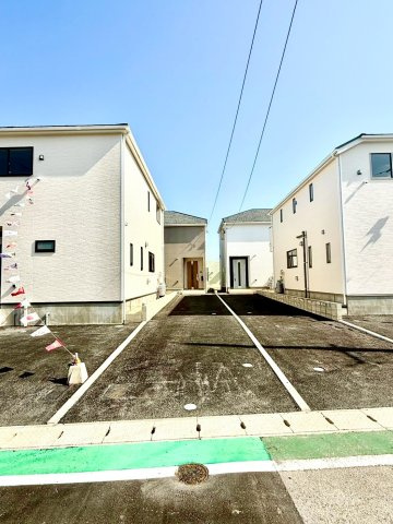 クレイドルガーデンうるま市与那城屋慶名 第６・３号棟の前面道路含む現地写真|縦列２台駐車可能スペース付き！お気軽にお問い合わせください♪